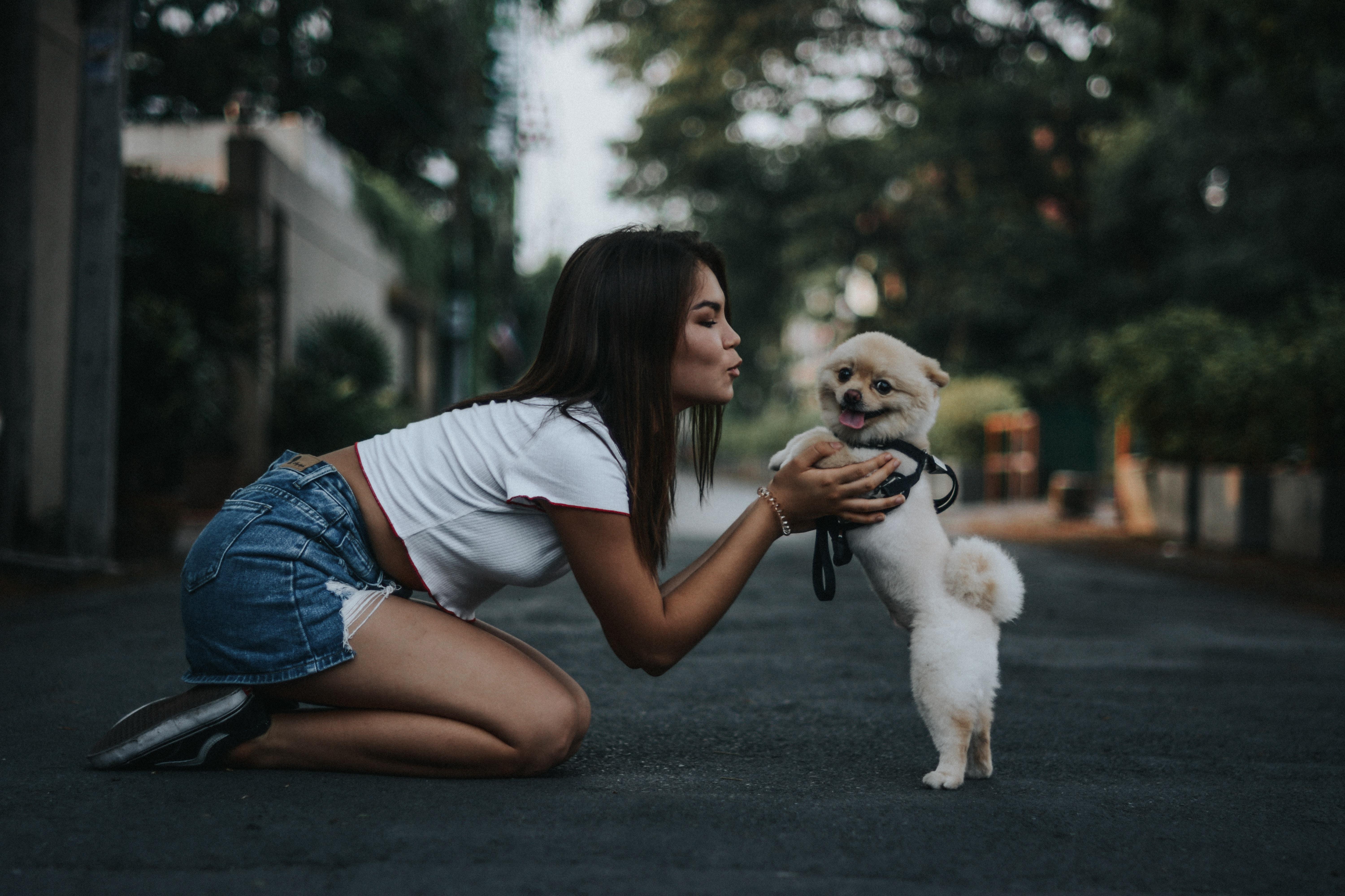 Una mujer con su perro. Foto: Joshua Rawson Harris