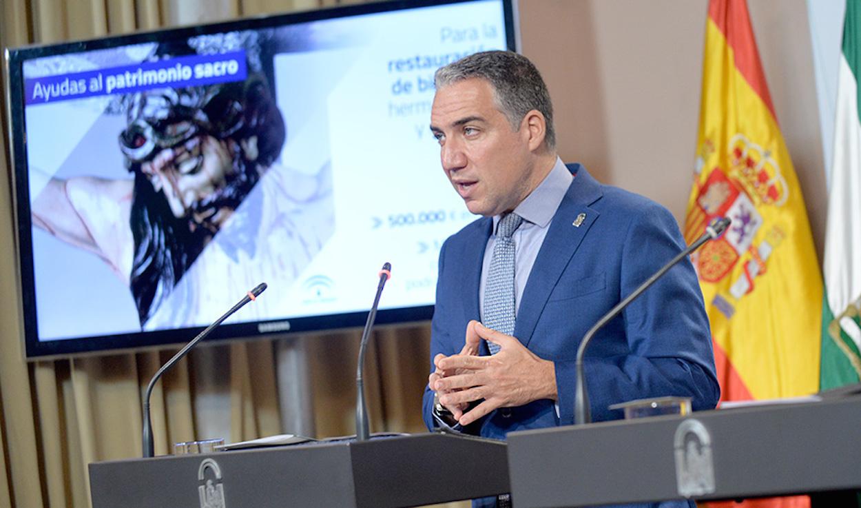 El portavoz Elías Bendodo, en la rueda de prensa de este martes santo.