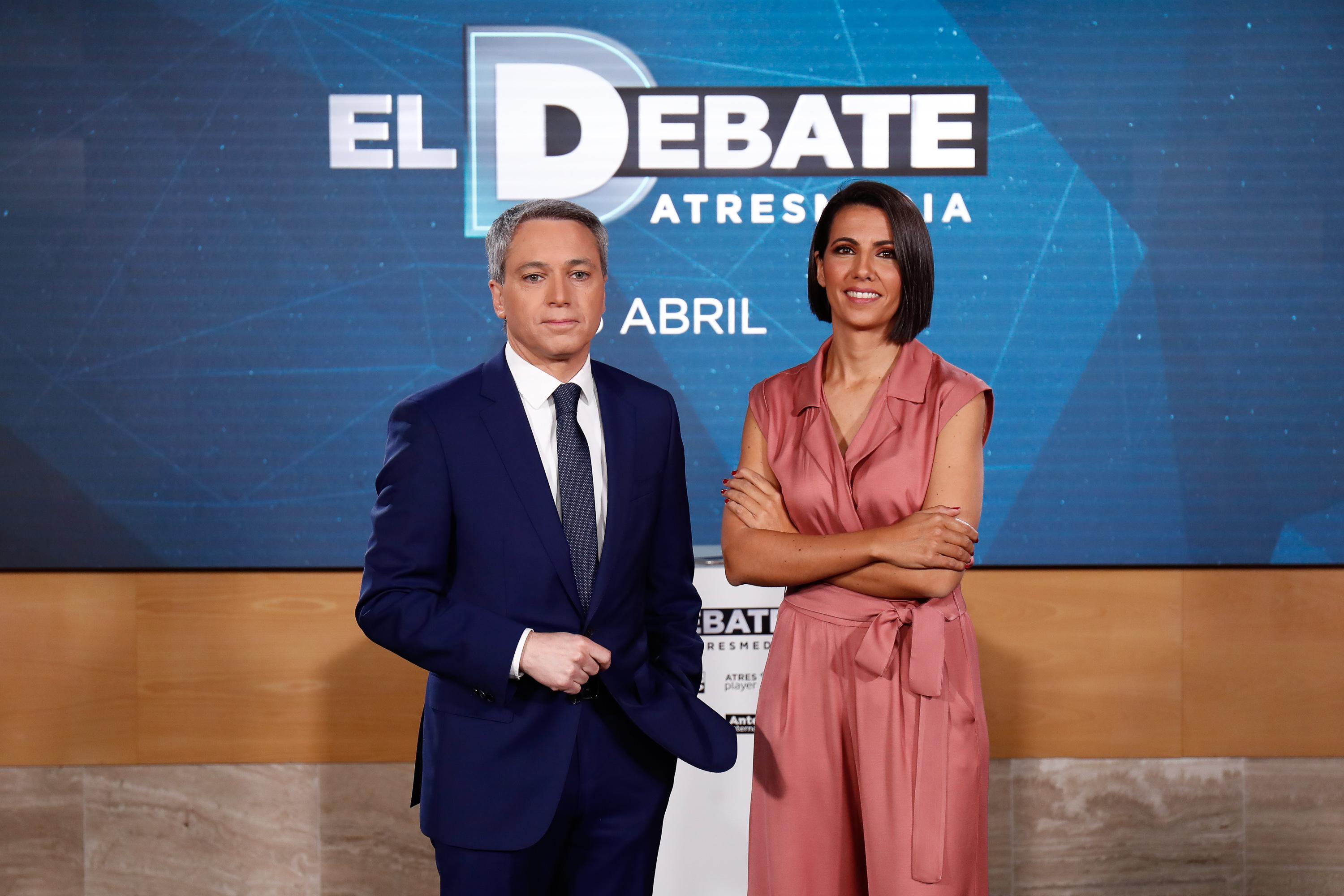 El periodista de Antena 3 Noticias Vicente Vallés y la periodista de 'El Objetivo' en La Sexta durante la presentación del debate del 23A. Europa Press.
