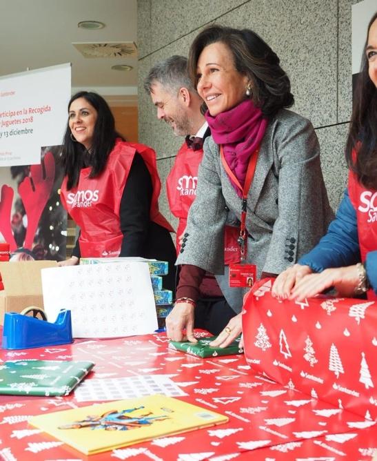 Ana Botín, presidenta de Banco Santander, durante la recogida de juguetes para Cruz Roja las pasadas Navidades