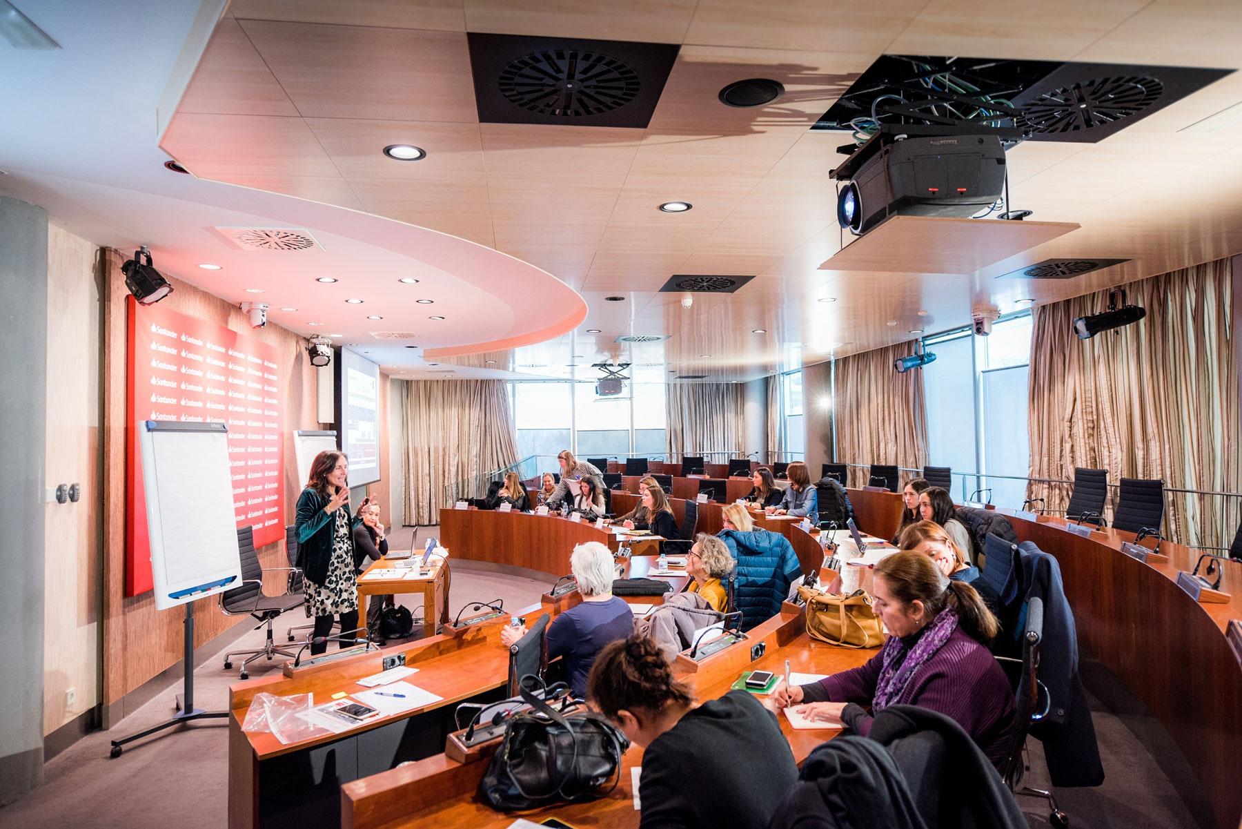 El programa De Mujer a Mujer de Banco Santander fomenta la empleabilidad de mujeres víctimas de violencia de género