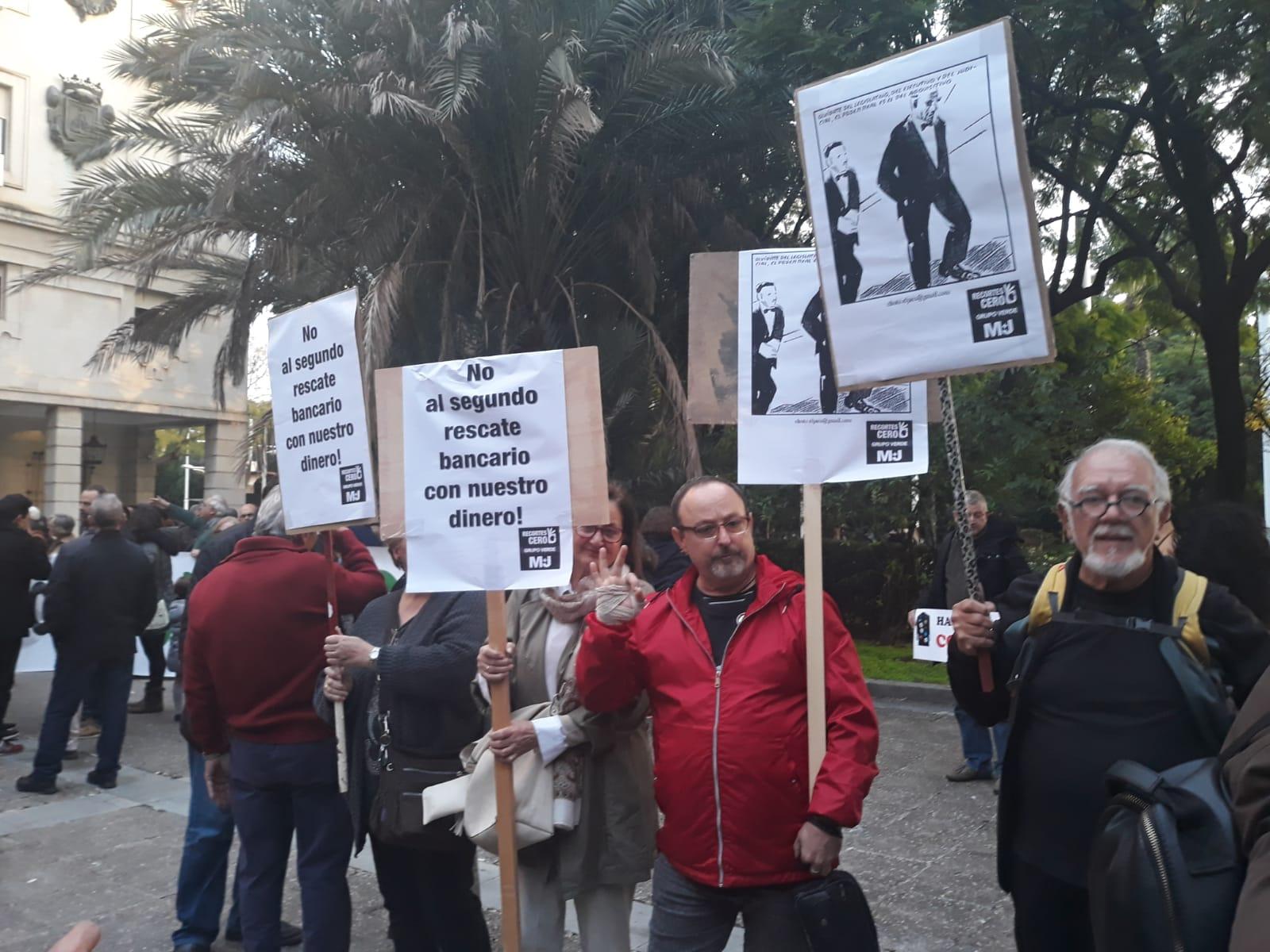 Miembros de Recortes Cero en una manifestación   Recortes Cero