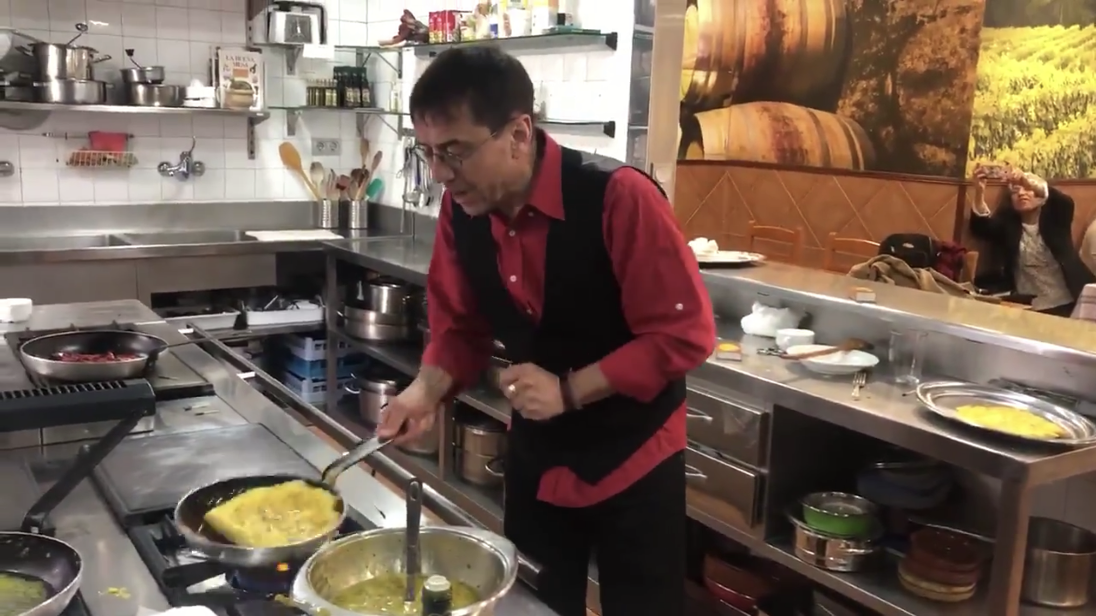 Monedero cocinando tortilla de bacalao en Donosti. Twitter.