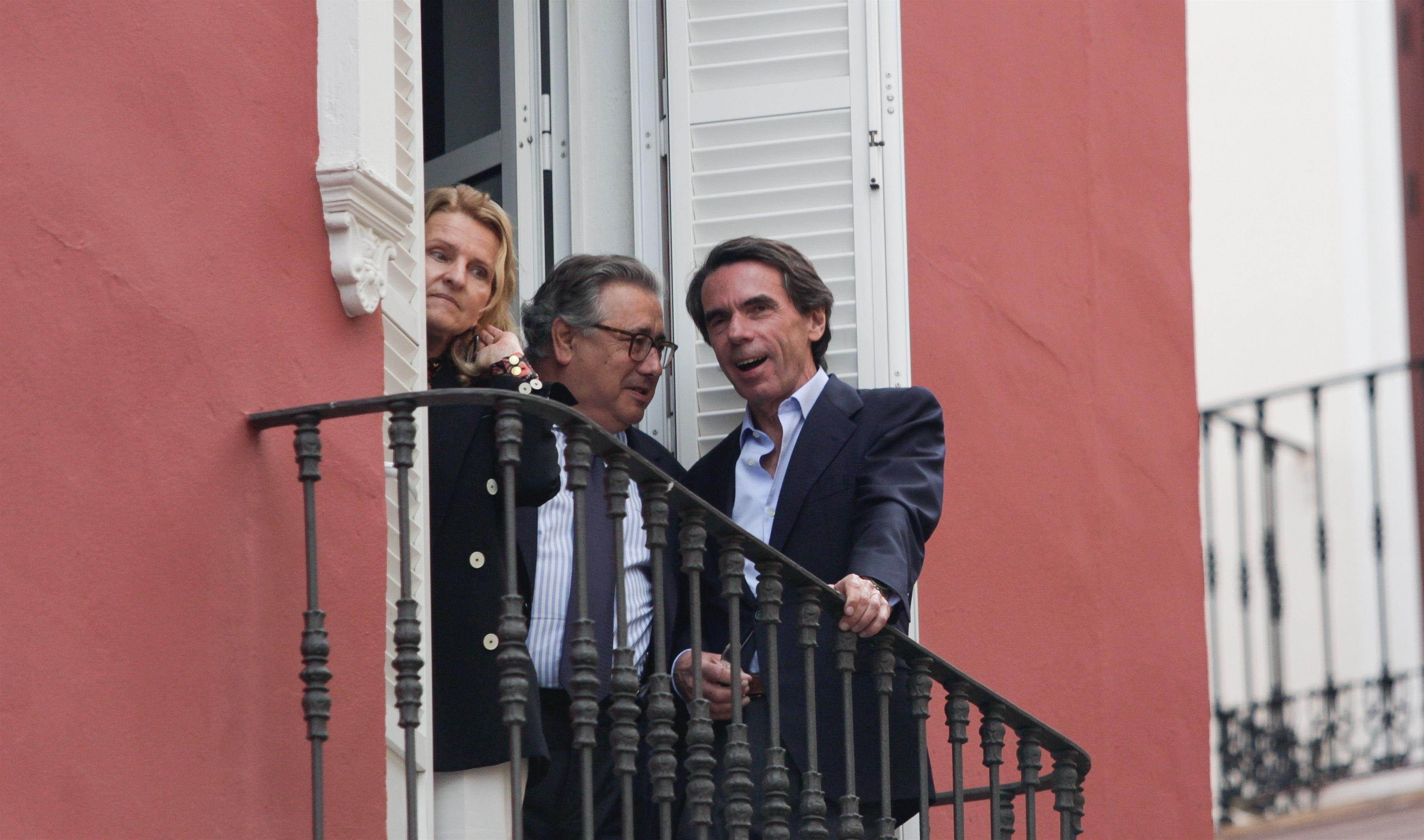 Juan Ignacio Zoido y José María Aznar viendo la salida de la Hermandad del Baratillo en un balcón de la calle Adriano