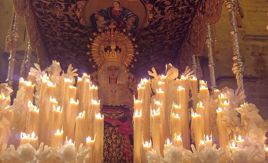 La Virgen de la Caridad ciñendo el fajín de Franco, ayer en las calles de Sevilla. TWITTER EL BARATILLO