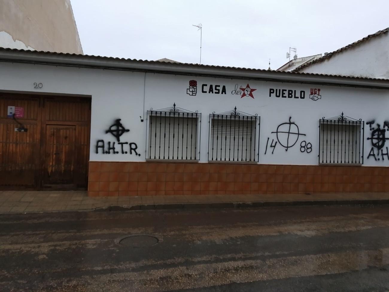 Pintadas fascistas en la fachada de la sede del PSOE en Campo de Criptana