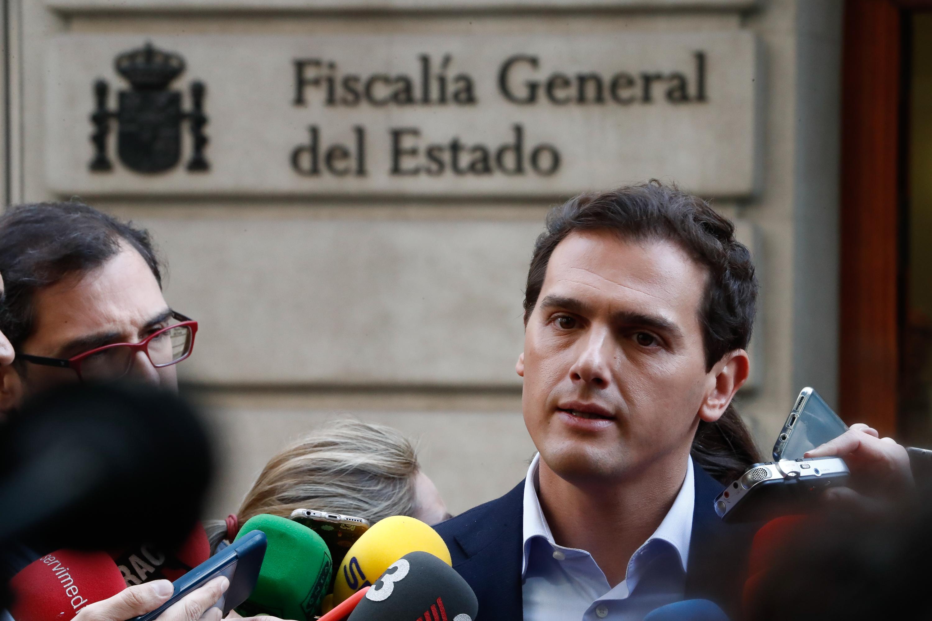 El líder de Ciudadanos y candidato a la Presidencia del Gobierno Albert Rivera  ofrece declaraciones a los medios de comunicación en la sede de la Fiscalía General del Estado donde han presentado u