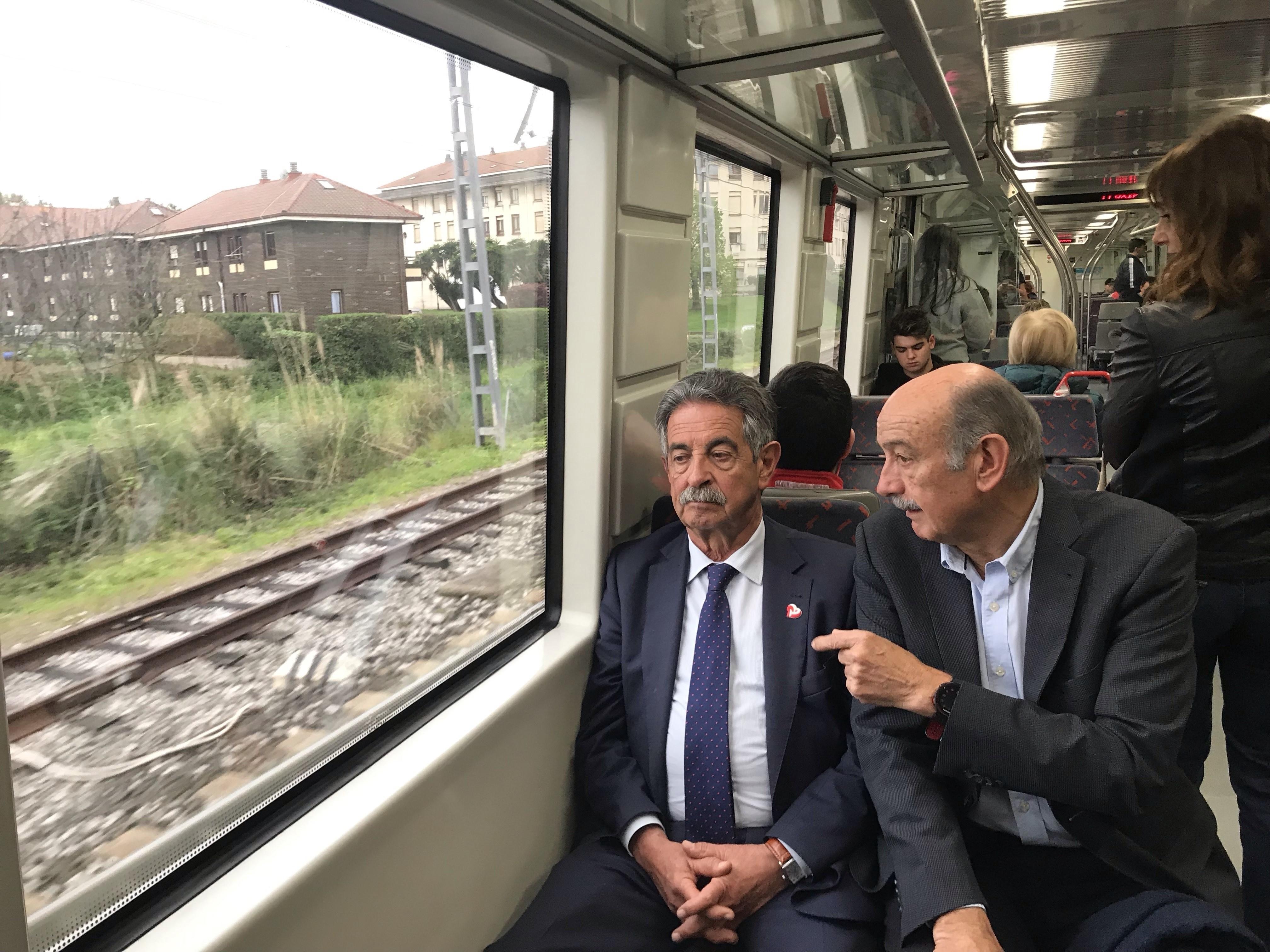 Revilla y Mazón en el tren de cercanías en el que han viajado desde Maliaño a Santander para comprobar el estado de la red