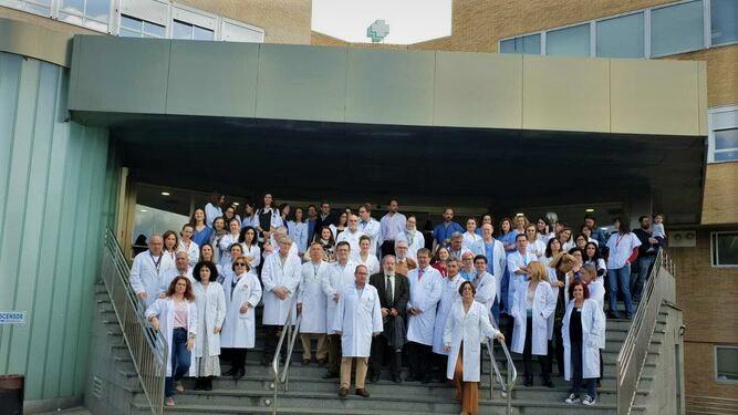 Concentración de médicos de Virgen del Rocío en solidaridad con la doctora Anchóriz. TWITTER