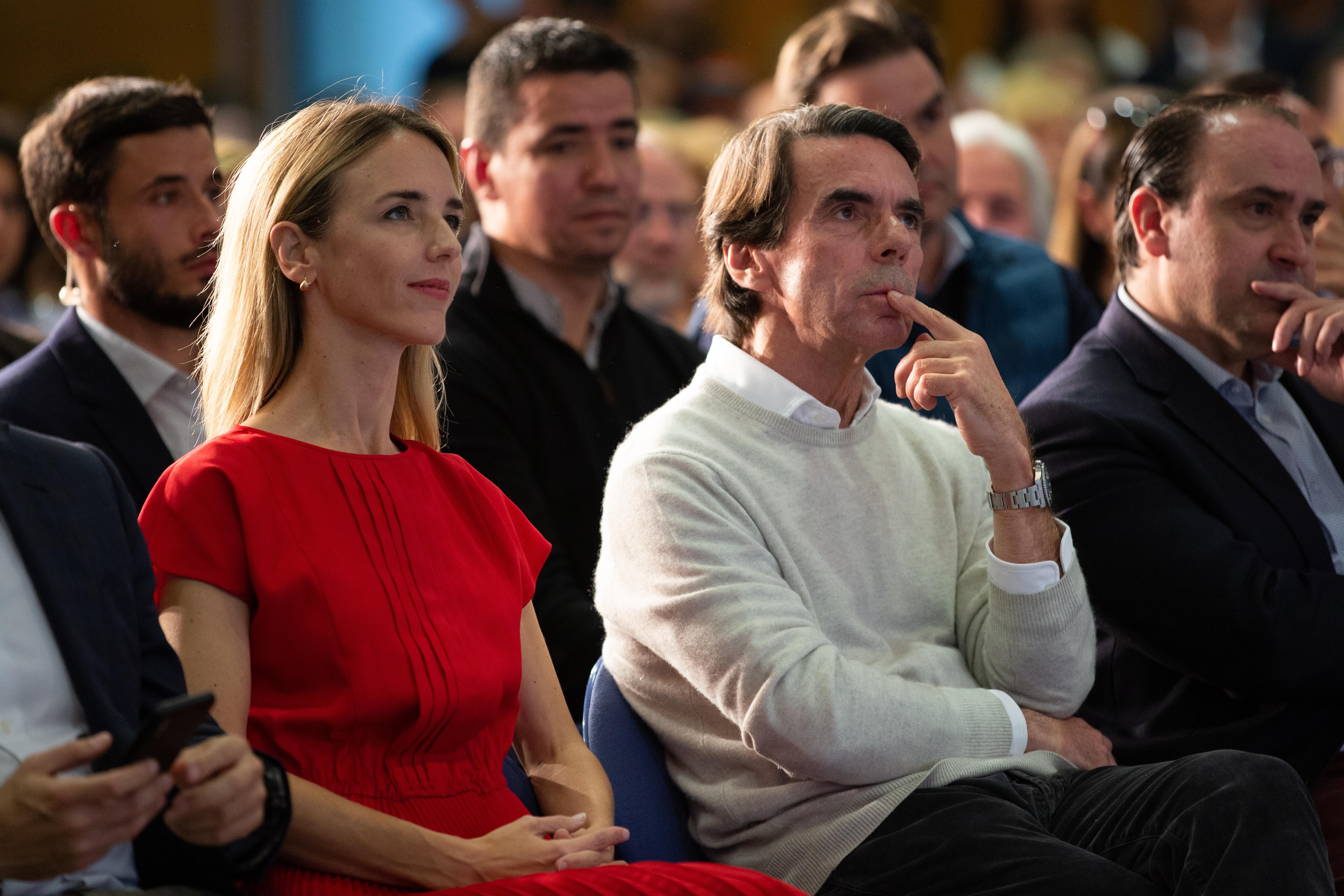 El expresidente del Gobierno José María Aznar y la candidata del PP en las elecciones generales por Barcelona Cayetana Álvarez de Toledo en un acto del Partido Popular en Barcelona 