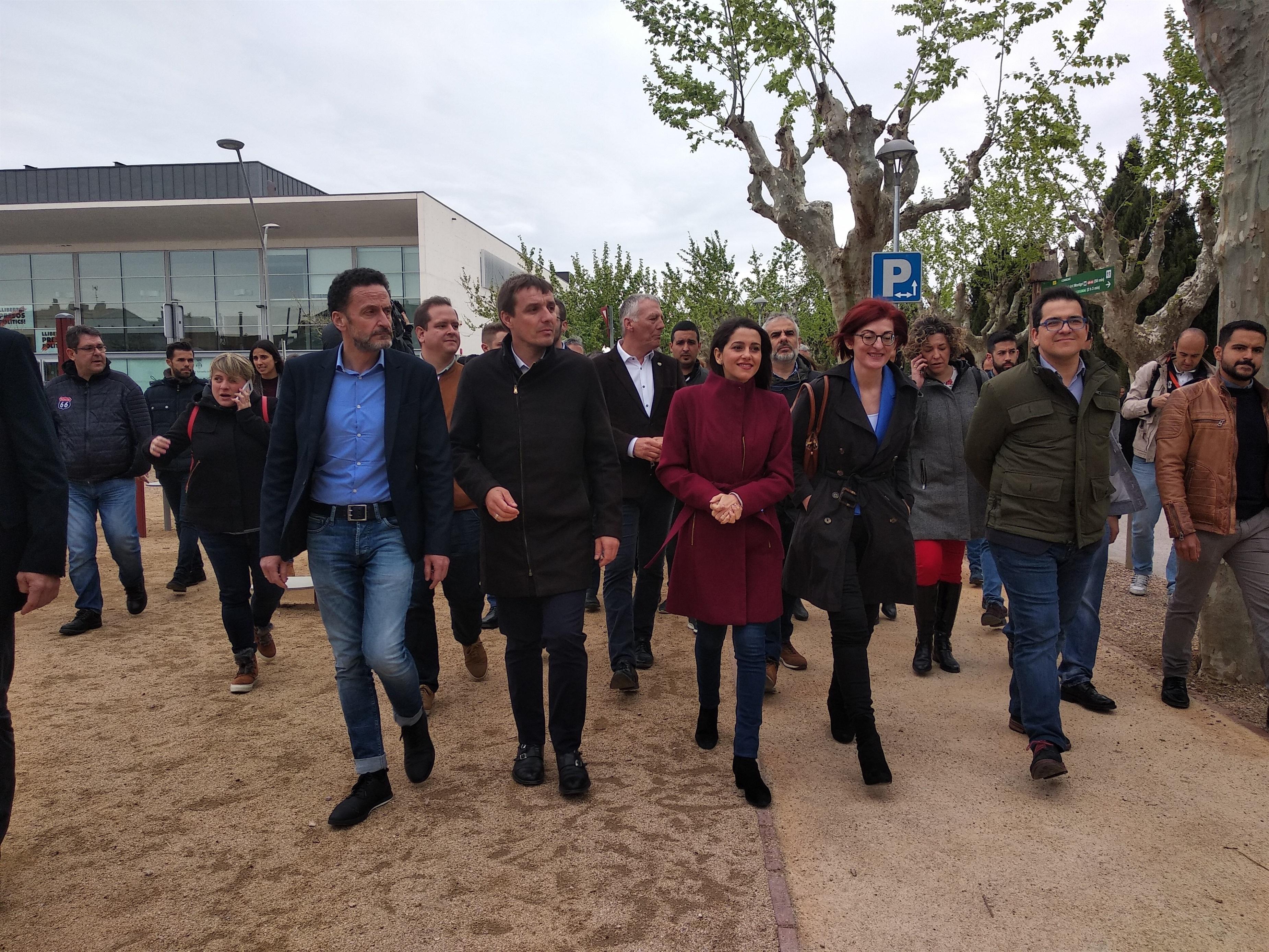 La líder de Cs en Catalunya Inés Arrimadas con miembros de su partido