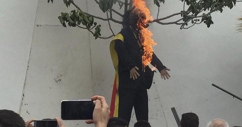 Muñeco de Puigdemont quemado en la localidad sevillana de Coripe.