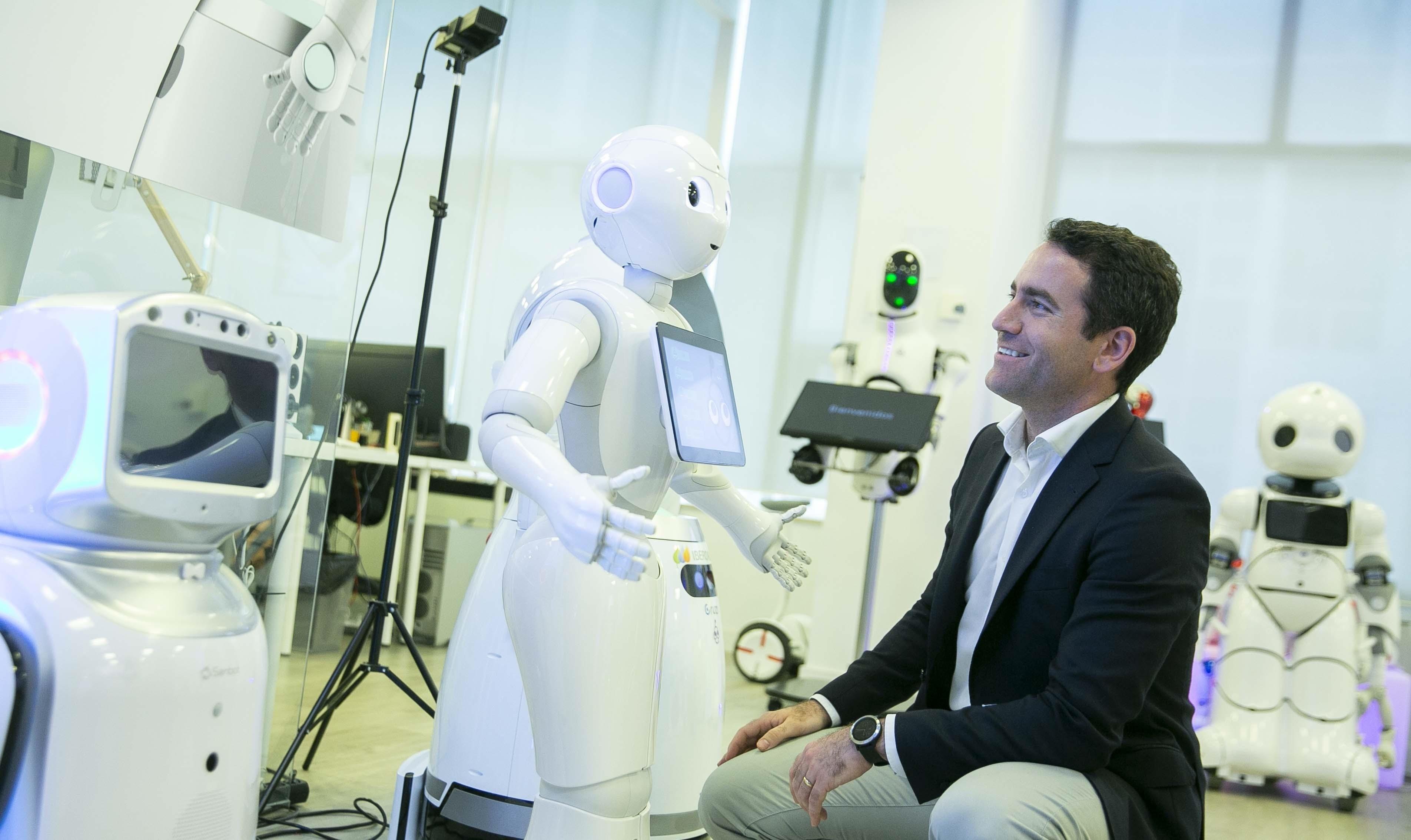 El secretario general del PP Teodoro García Egea durante una visita a la empresa Casual Robots en Madrid. Europa Press.