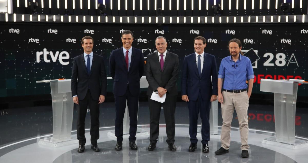 Pablo Casado, Pedro Sánchez, Albert Rivera y Pablo Iglesias junto al mediador del debate en TVE. EP