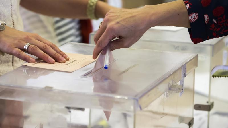 Imagen de archivo de una persona depositando su voto en una urna. 
