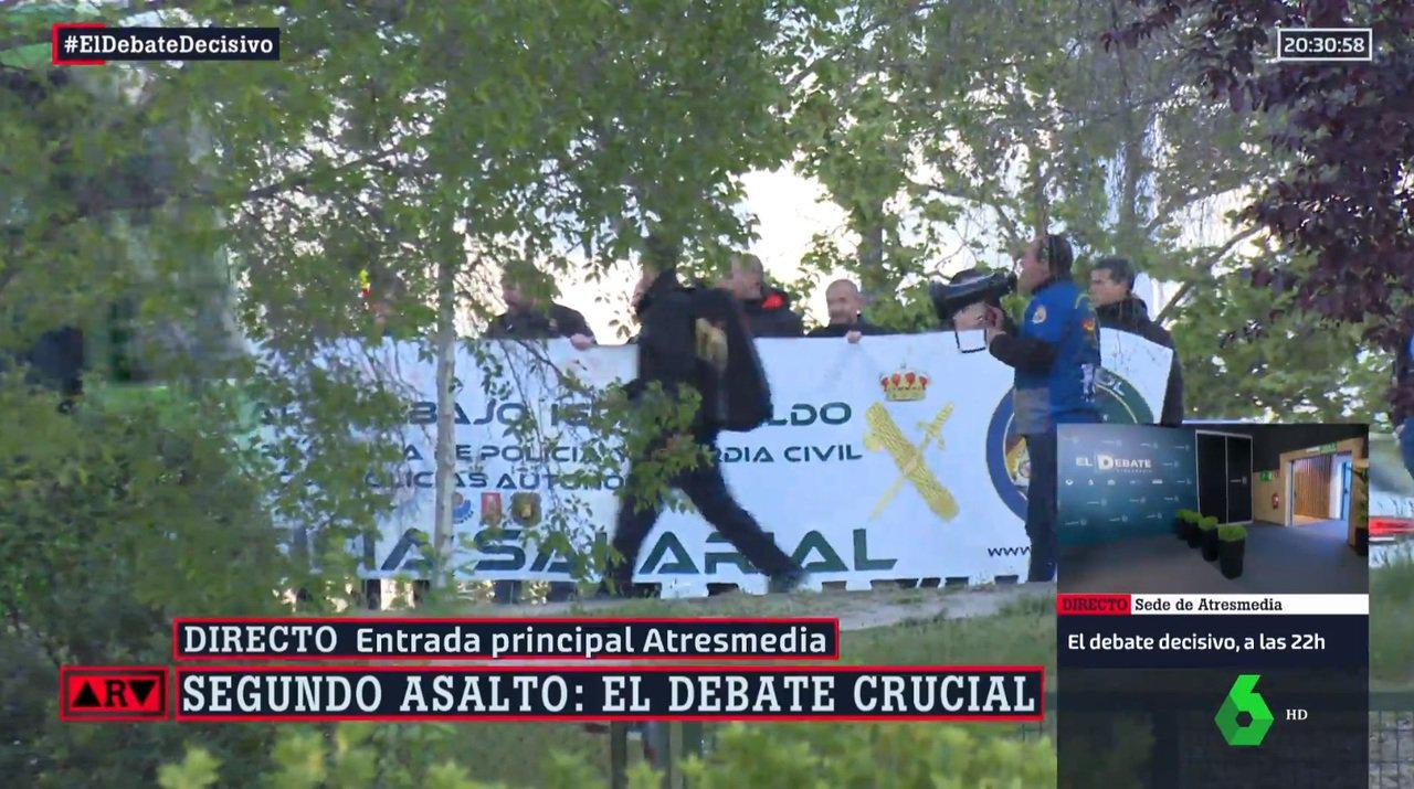 Miembros de Jusapol se manifiestan a las puertas de Atresmedia