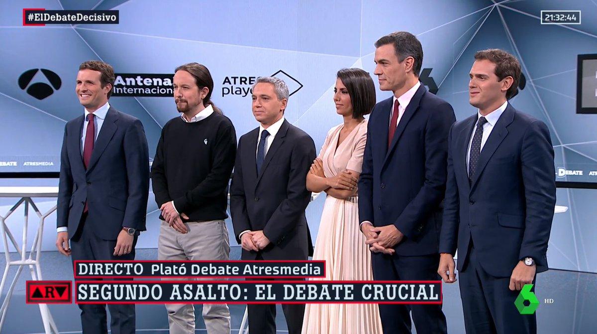 Los cuatro candidatos junto a Vicente Vallés y Ana Pastor. Twitter: @DebatAlRojoVivo