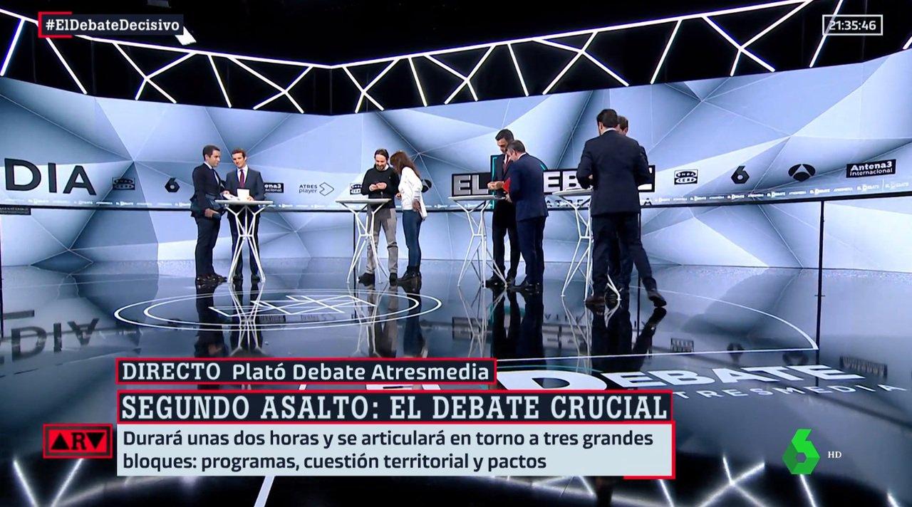 Los candidatos con sus asesores en el debate de Atresmedia