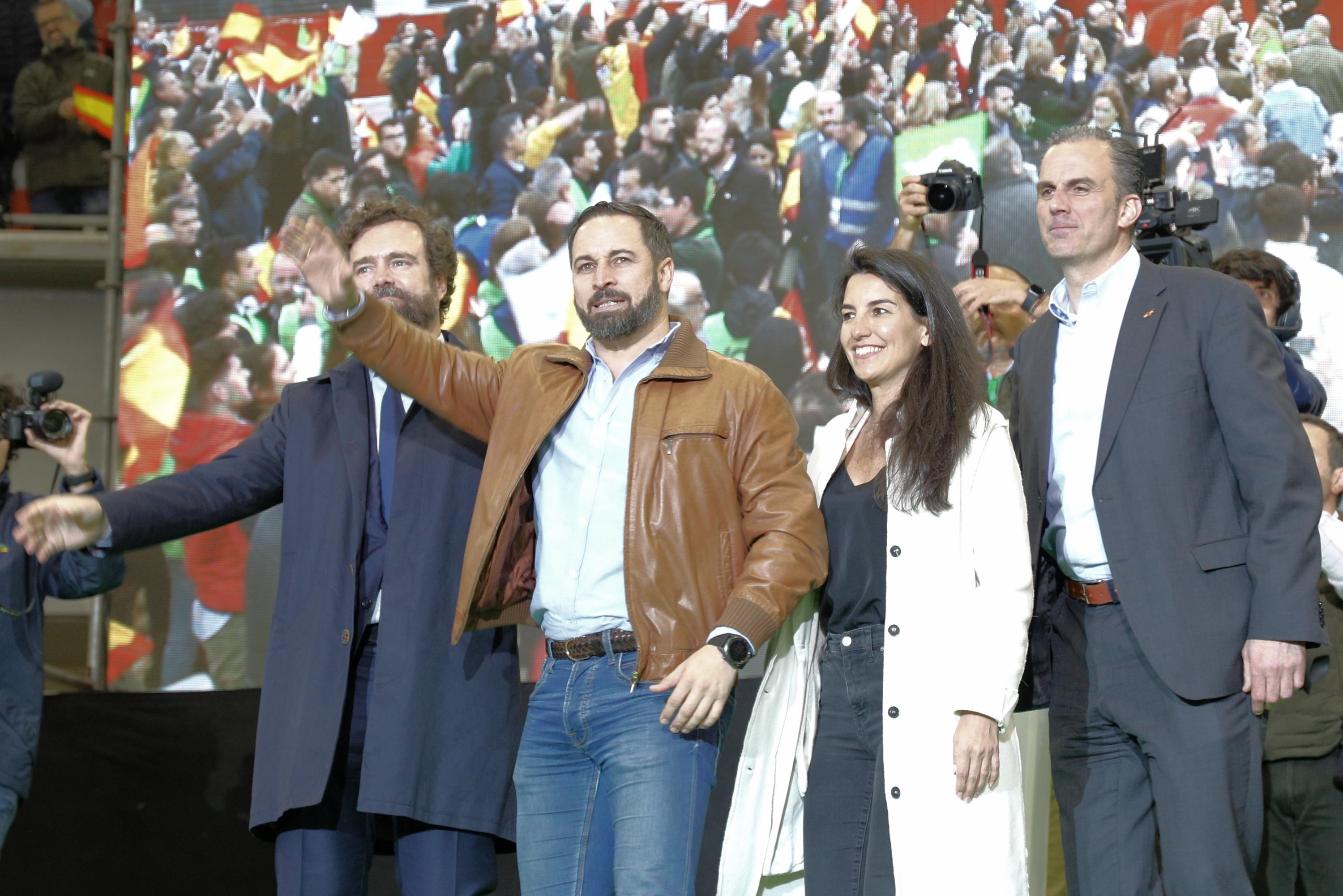 El presidente de Vox Santiago Abascal junto al secretario general Javier Ortega Smith y la presidenta en la Comunidad de Madrid Rocío Monasterio en un acto del partido en Madrid 
