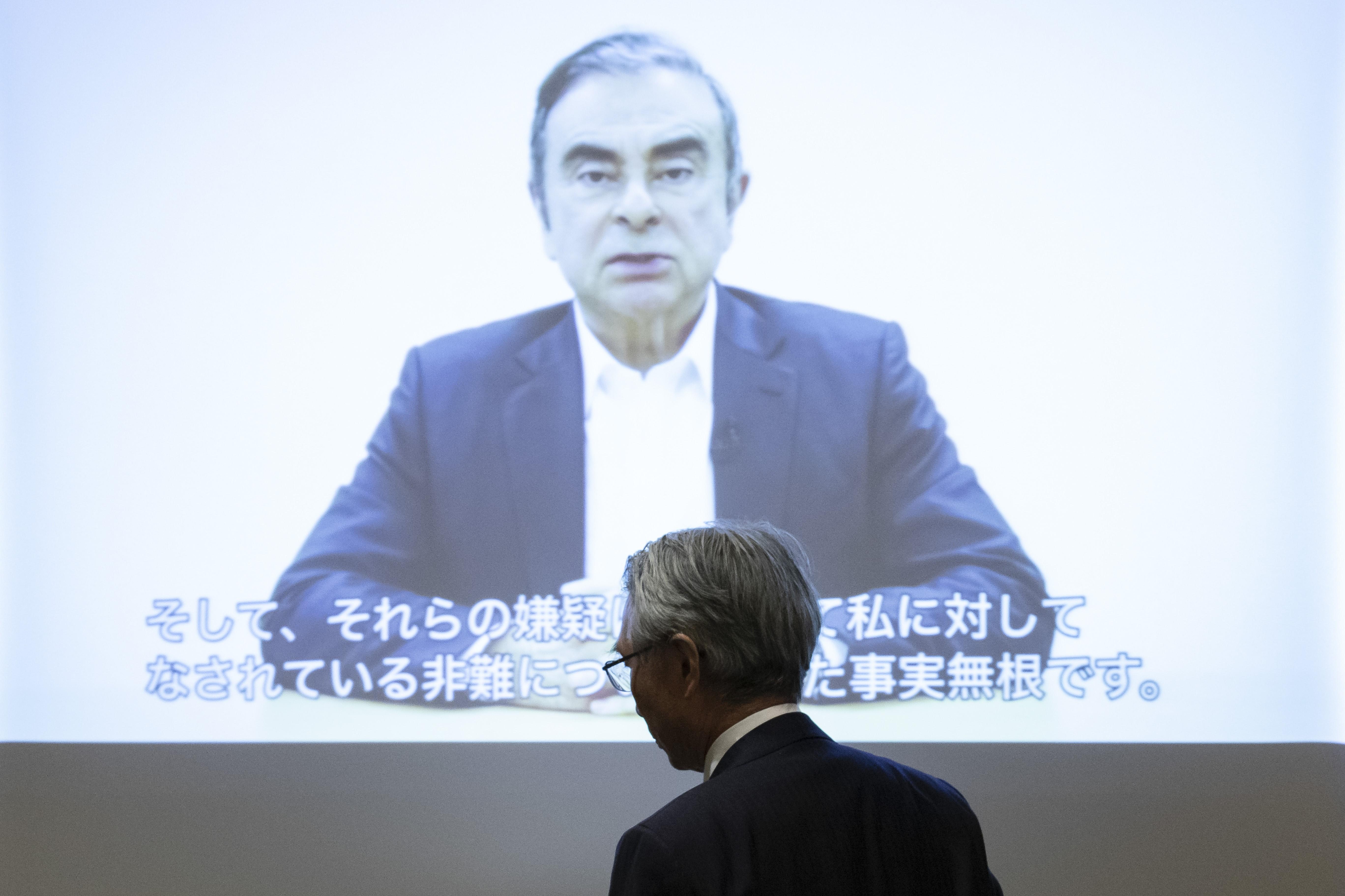 Junichiro Hironaka, abogado de Carlos Ghosn, pasa frente a una declaración en vídeo a la prensa de su defendido -  Rodrigo Reyes Marin/ZUMA Wire/dp / DPA