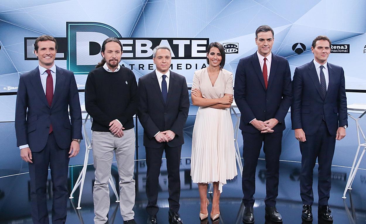 Todos los participantes en el debate de ayer, junto con los periodistas Ana Pastor y Vicente Vallés (Foto: Europa Press).