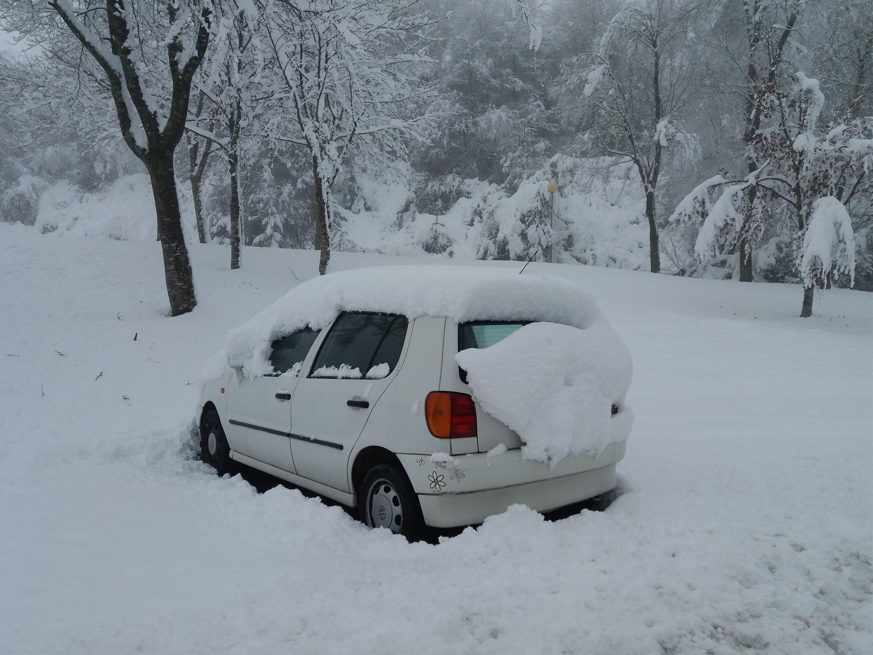 Coche cubierto de nieve. Imagen archivo. EP