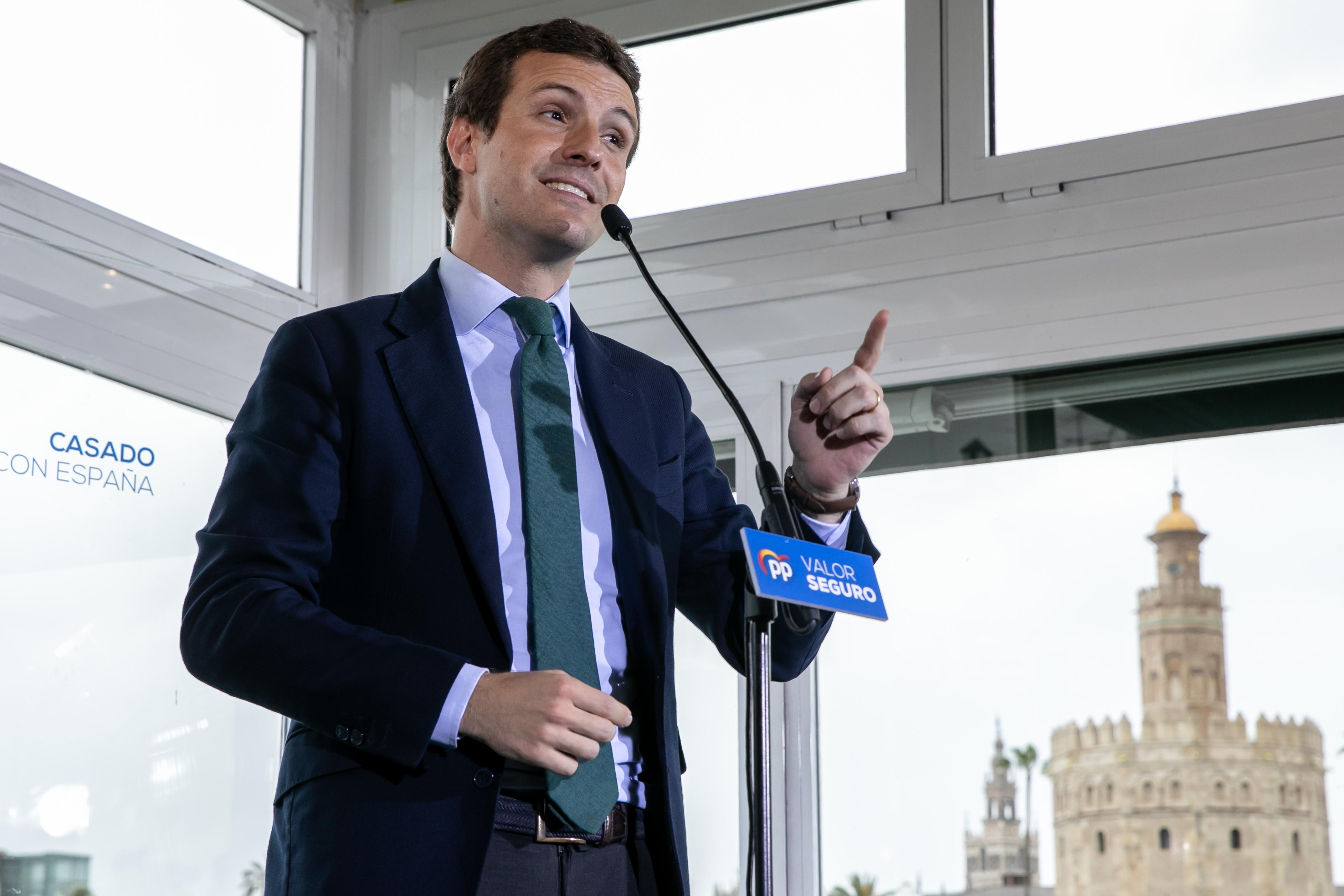 El presidente del PP y candidato a la Presidencia del Gobierno Pablo Casado clausura un mitin en Sevilla