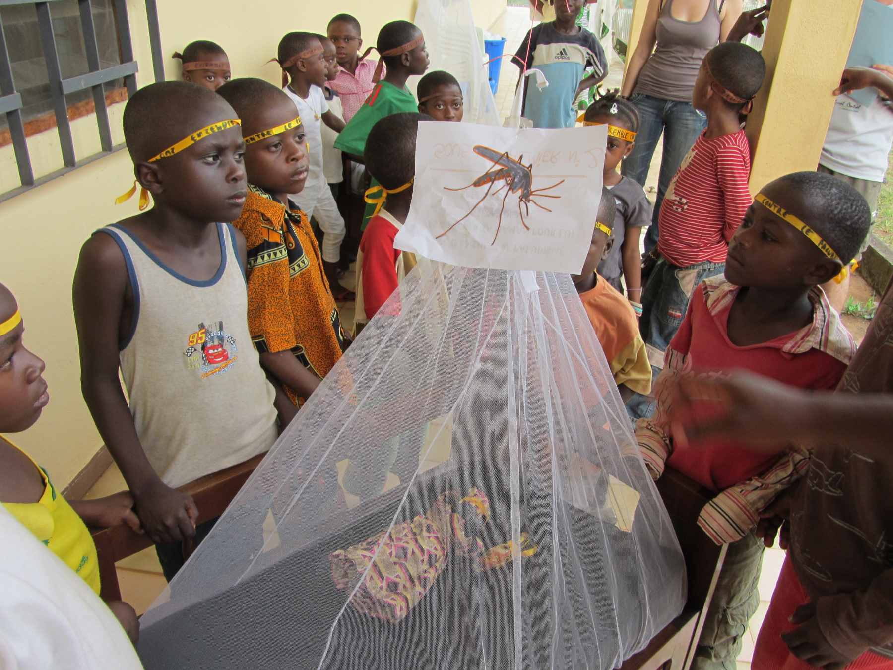 Algo tan sencillo como una mosquitera impregnada de repelente puede reducir significativamente la mortalidad por malaria