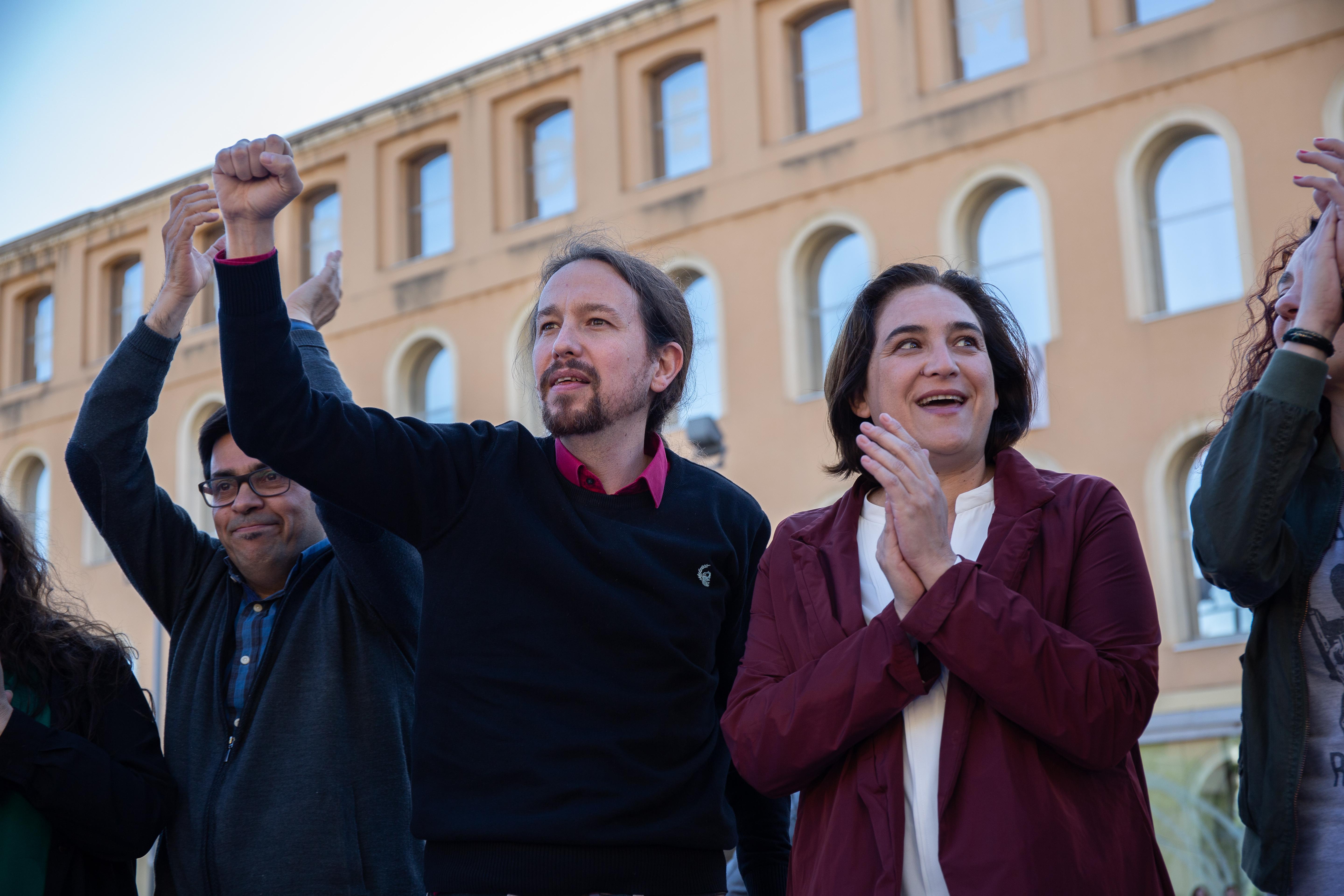 El secretario general de Podemos Pablo Iglesias y la alcaldesa de Barcelona Ada Colau en un acto de campaña en Barcelona 