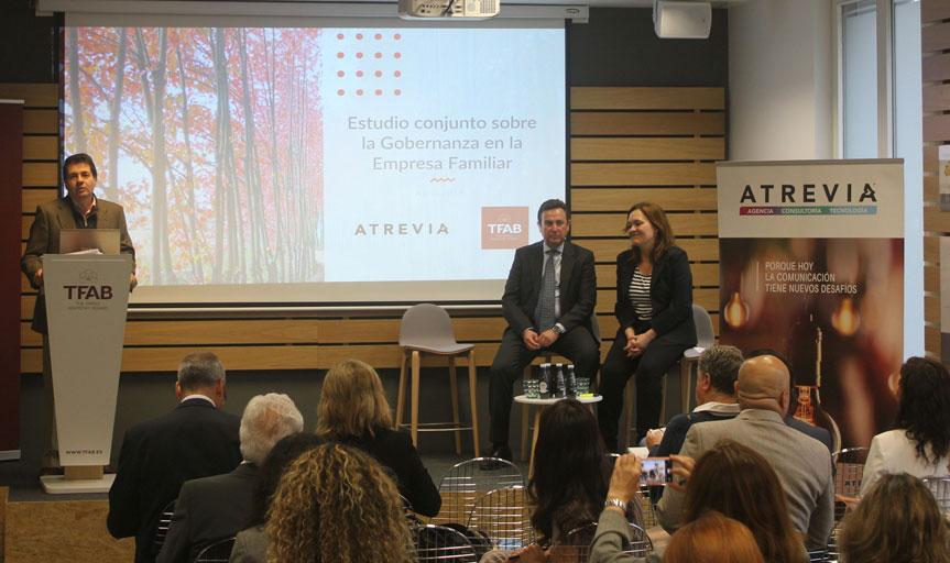 Manuel Bermejo, socio fundador y presidente de TFAB y Asun Soriano, CEO y presidenta de ATREVIA España, a la derecha, durante la presentación del informe sobre la empresa familiar en España