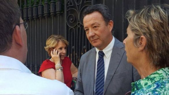 Íñigo Henríquez de Luna, con Esperanza Aguirre detrás. Íñigo Henríquez de Luna, con Esperanza Aguirre detrás.