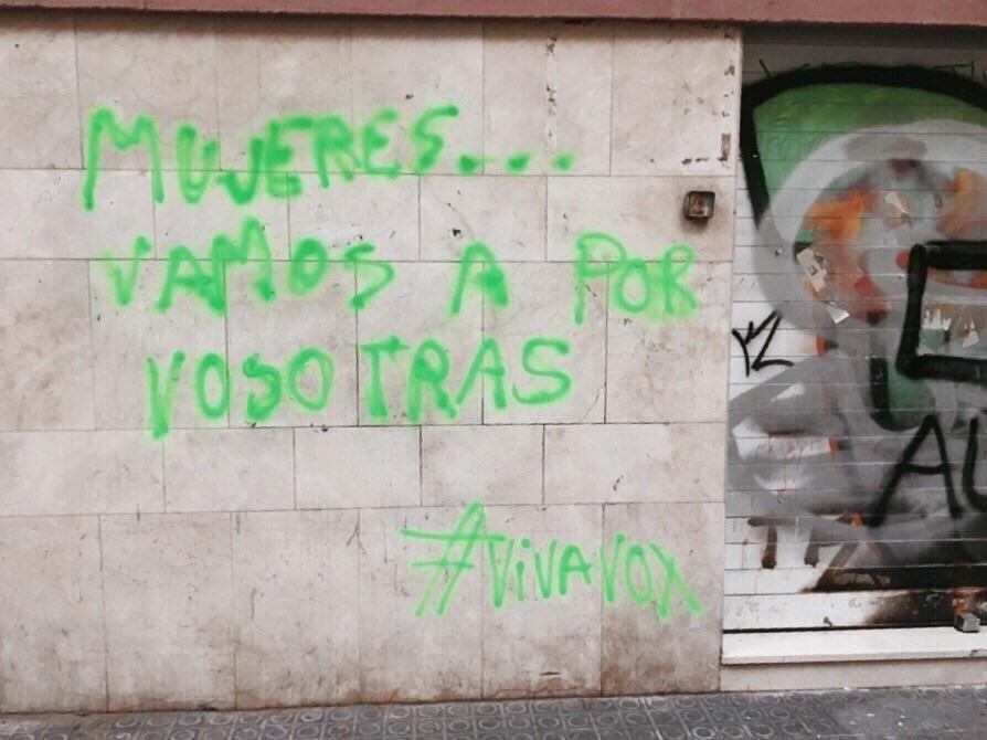 Pintada machista en favor de Vox en la sede de la CUP en Barcelona. Twitter: @CUPNACIONAL