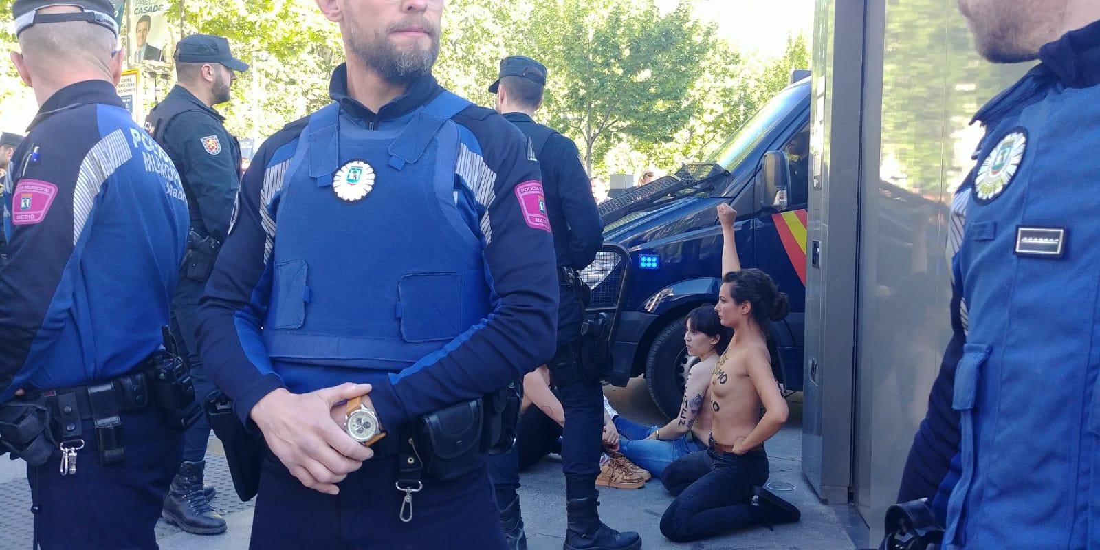 Las dos mujeres de Femen en el acto de Vox en Colón