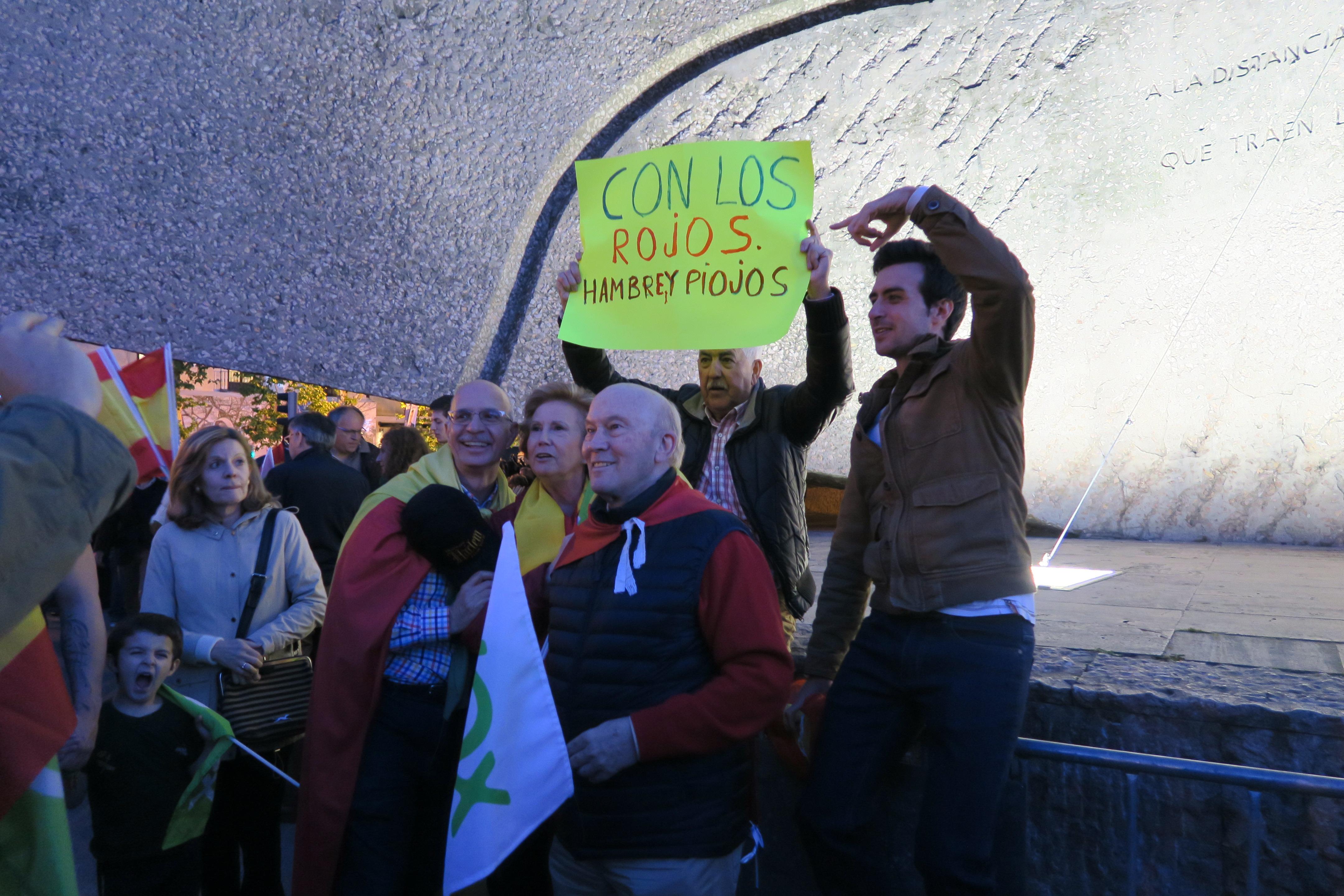Acólitos de Vox con una pancarta: "Con los rojos, hambre y piojos", reza