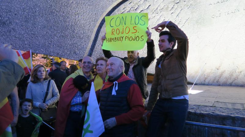 Acólitos de Vox con una pancarta: "Con los rojos, hambre y piojos", reza Acólitos de Vox con una pancarta: "Con los rojos, hambre y piojos", reza