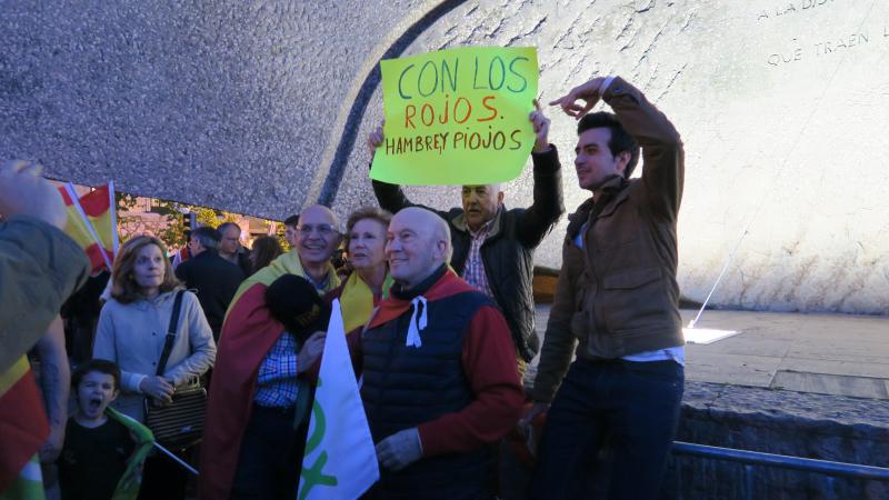 Acólitos de Vox con una pancarta: "Con los rojos, hambre y piojos", reza