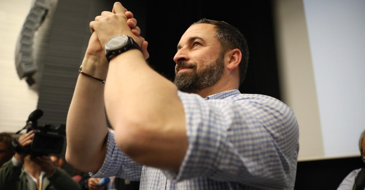 El líder de Vox Santiago Abascal saludando en un mitin en Sevilla. JESÚS PRIETO/EP