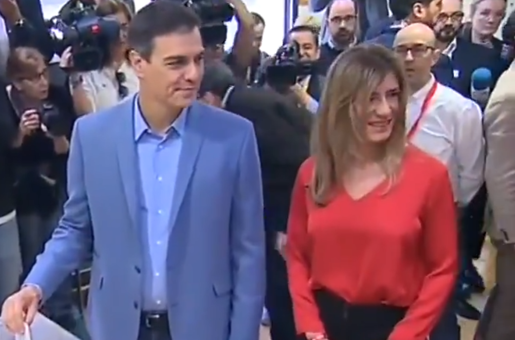 Sánchez deposita su voto.