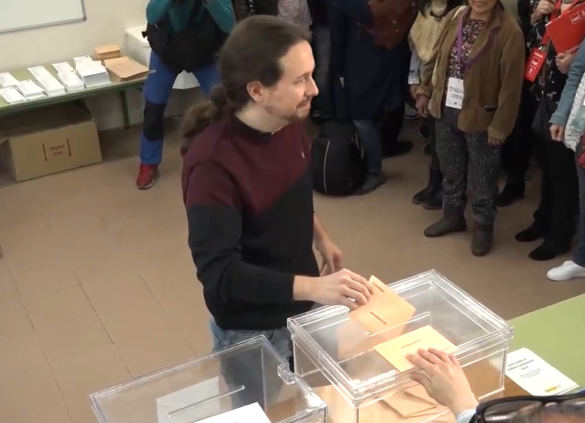 Pablo Iglesias deposita su voto.