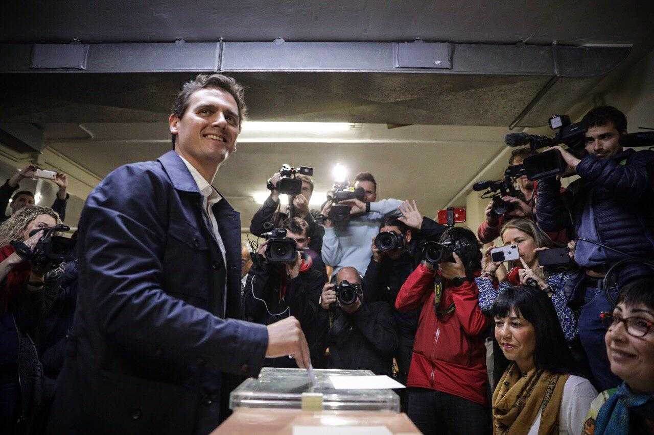 Albert Rivera deposita su voto (Fuente: Pedro Ruiz)