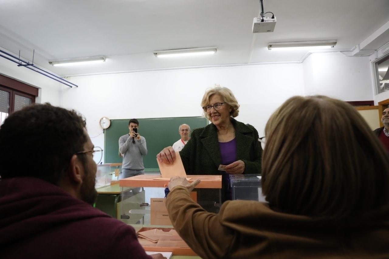 EuropaPress - La alcaldesa de Madrid Manuela Carmena votando en su colegio electoral