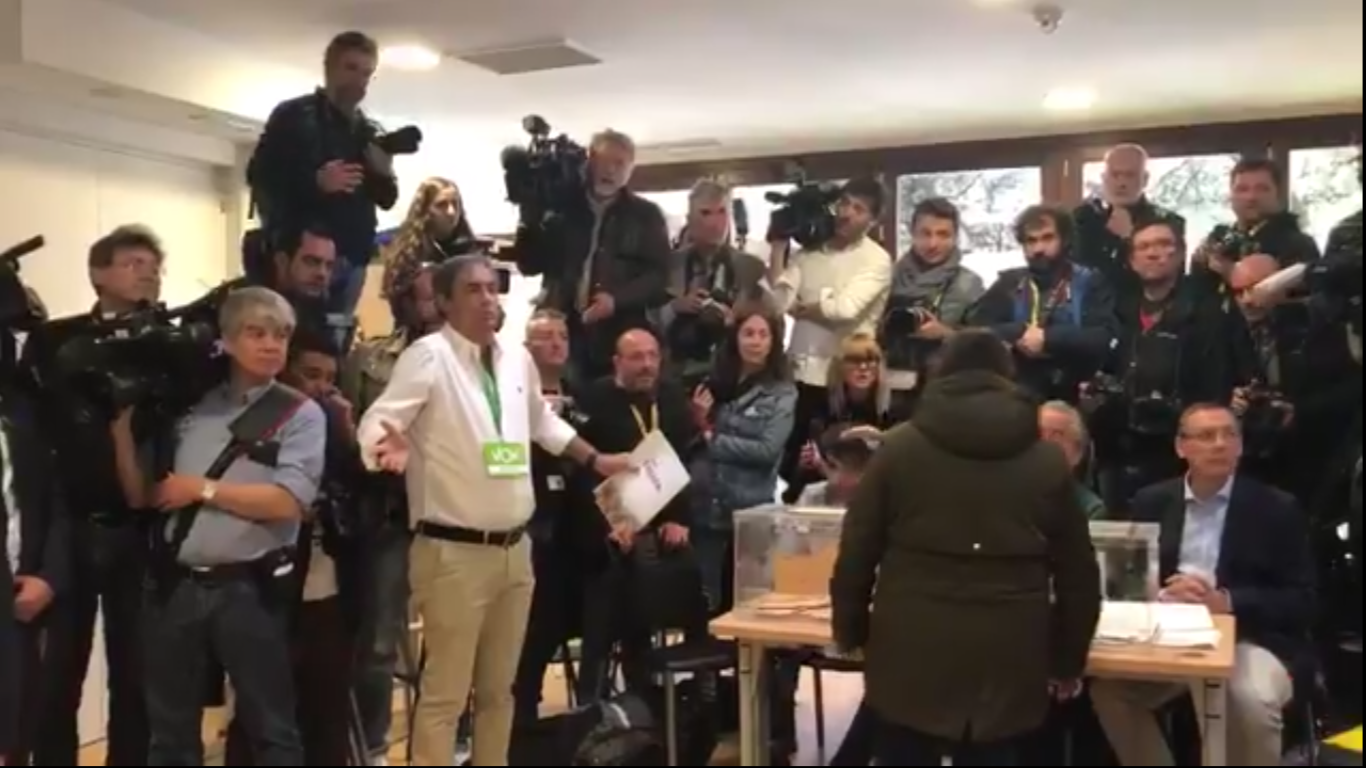 Un apoderado de Vox intenta impedir que los medios de comunicación graben a Pedro Sánchez depositando su voto en las urnas. Twitter