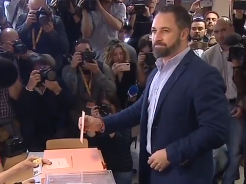 Santiago Abascal en el momento de depositar su voto.