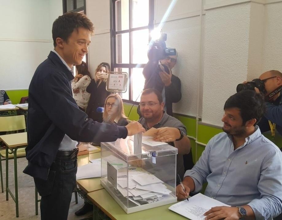 Iñigo Errejón votando en Madrid.