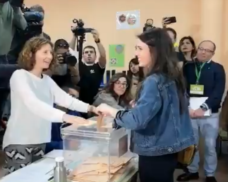 Irene Montero en el momento de depositar su voto