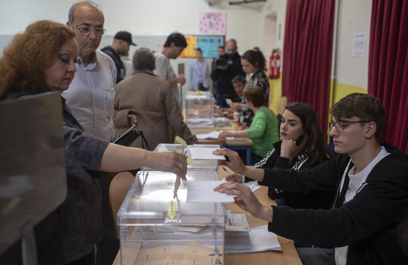 Una mujer vota en un colegio de Sevilla