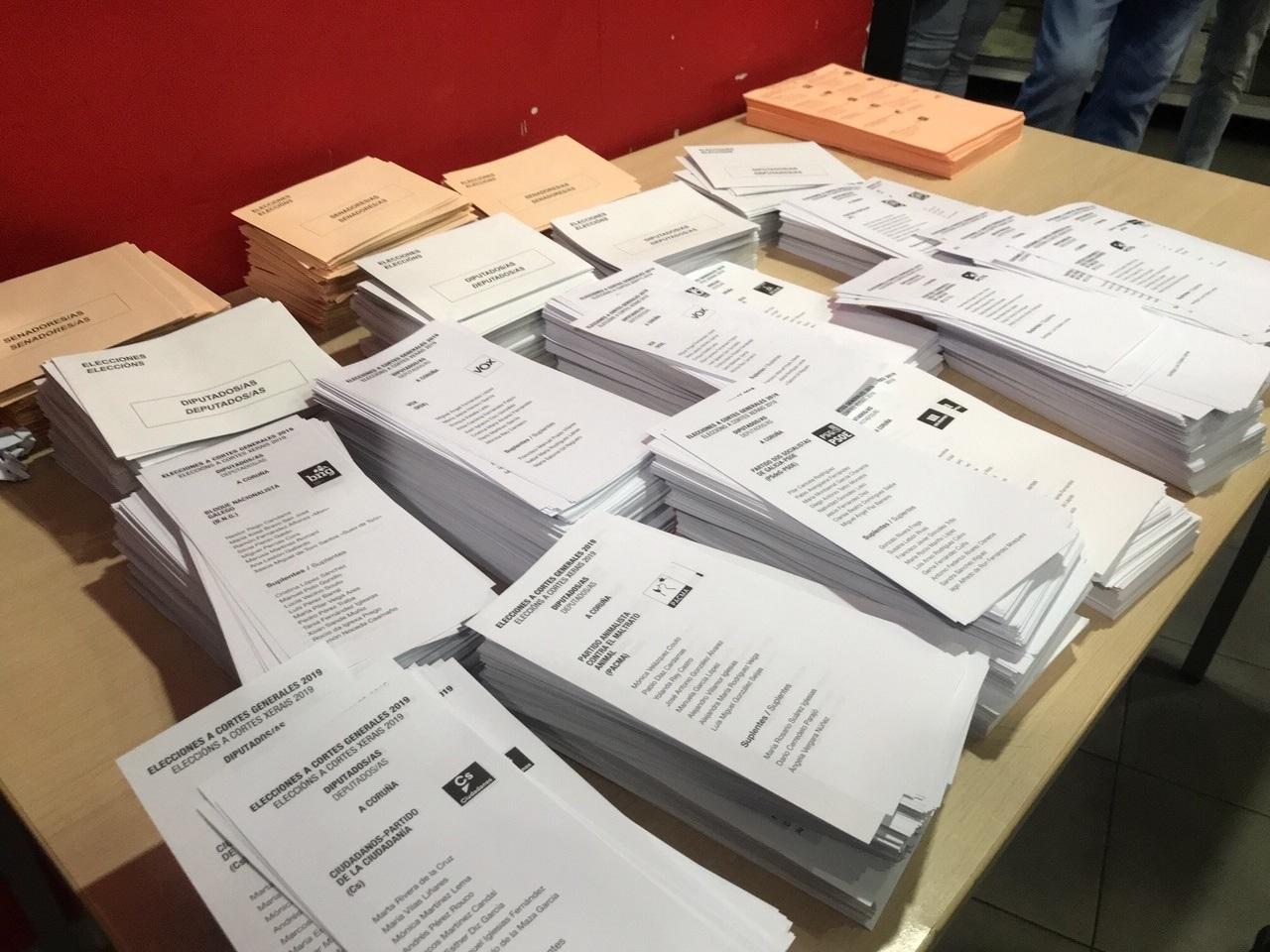 Papeletas en un colegio electoral de Galicia en las elecciones generales de 2019. 