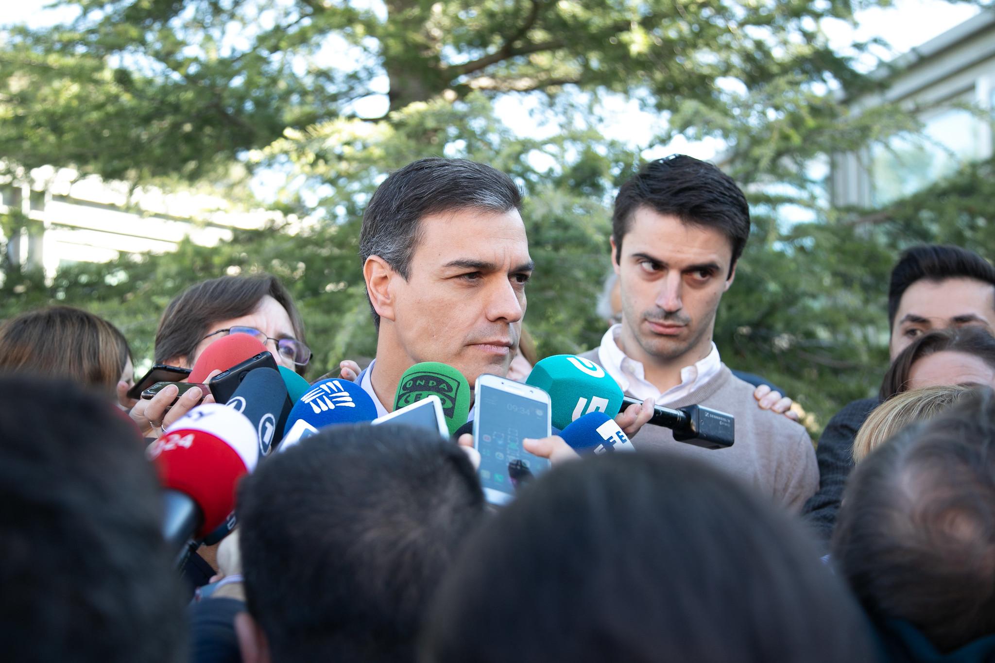 Pedro Sánchez atiende a los medios en la jornada electoral