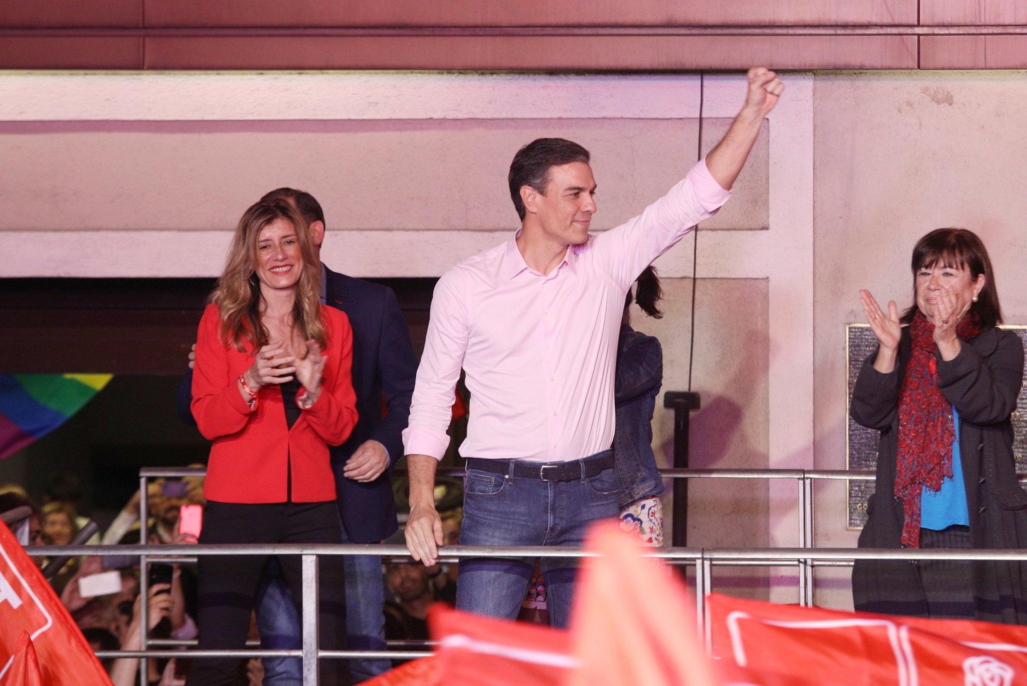 Pedro Sánchez saluda desde el balcón de Ferraz tras ganar las elecciones. FLICKR