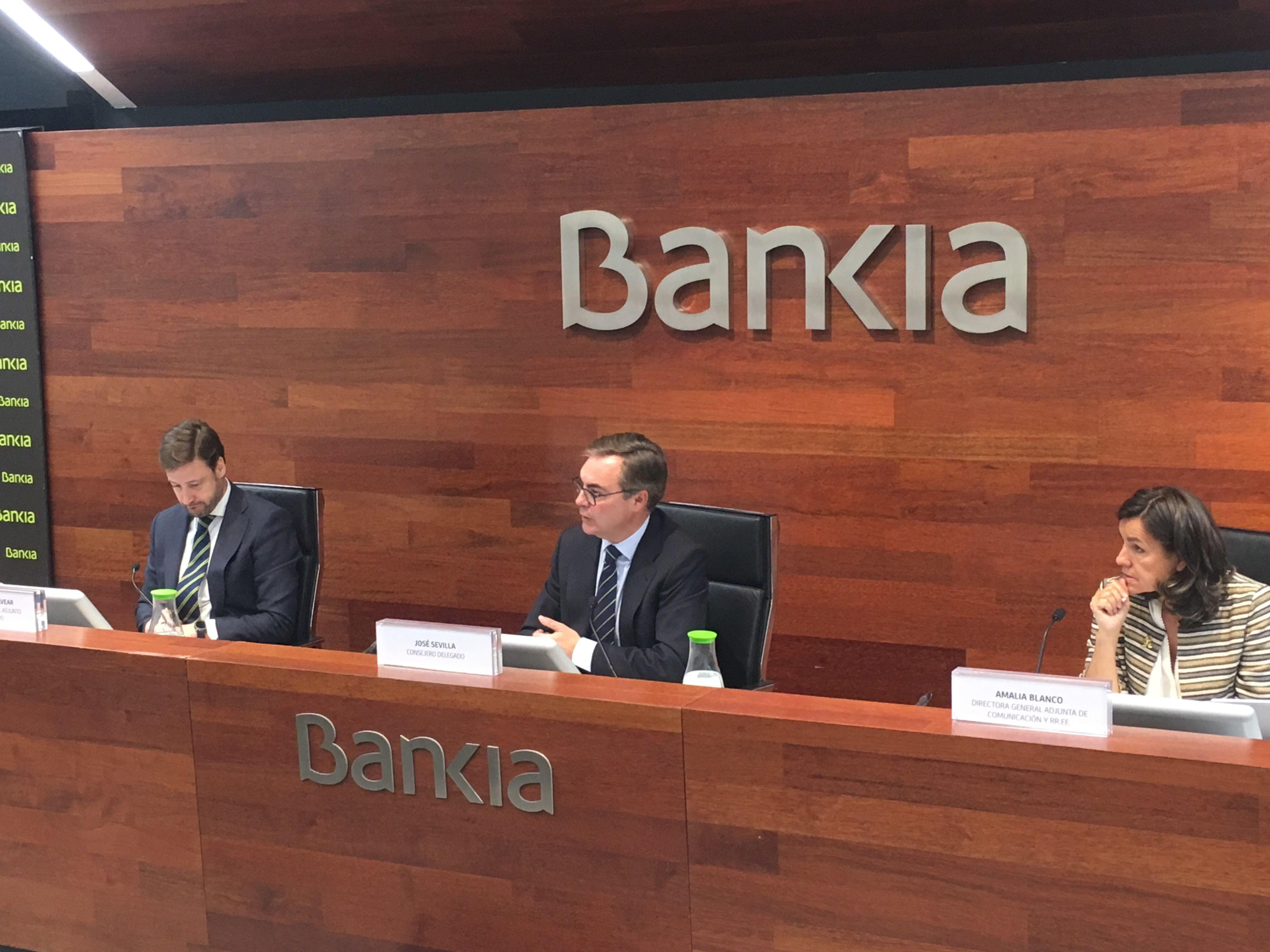 El consejero delegado de Bankia, José Sevilla (centro), en la presentación de los resultados del primer trimestre de 2019